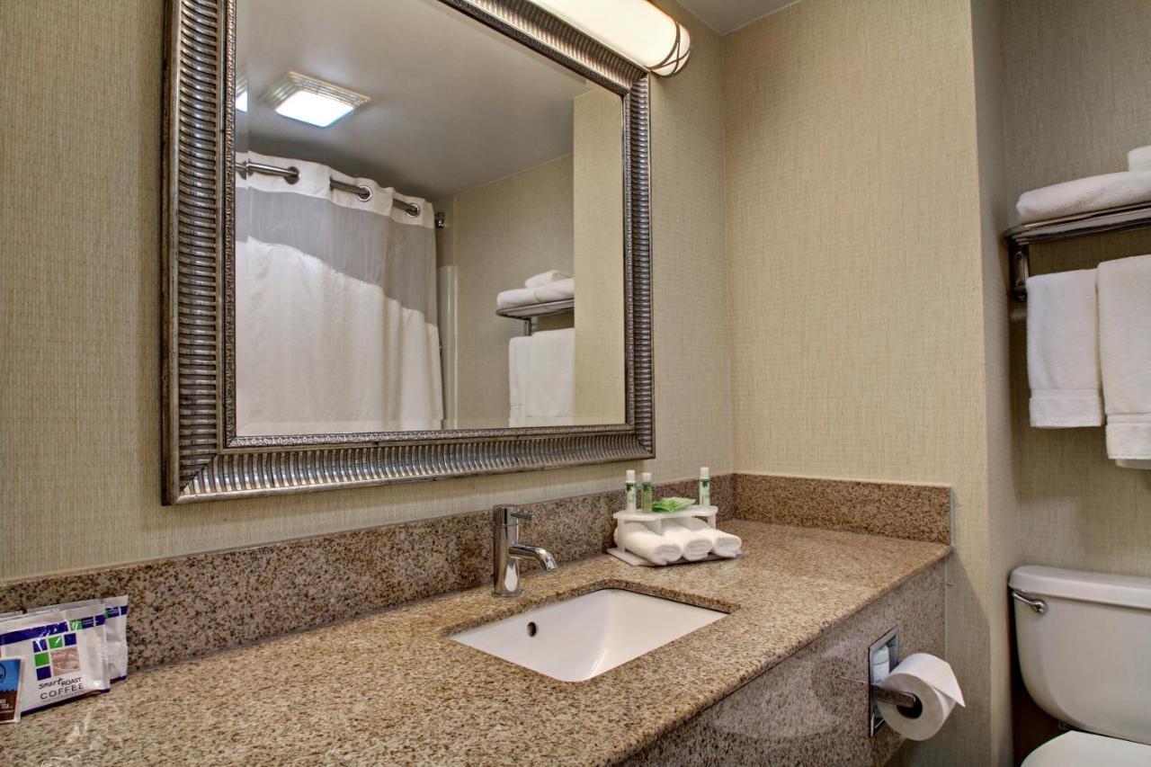 Holiday Inn Express Hurricane Mills Waverly By Ihg Bagian luar foto